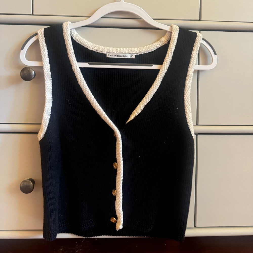 Abercrombie and Fitch Mara Sweater Vest in Black